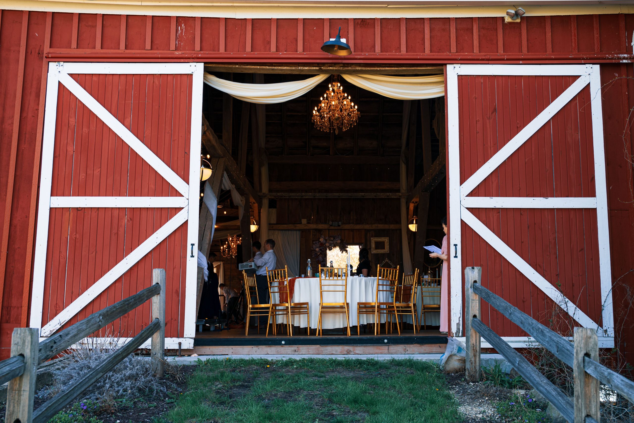 Salle de réception rustique et chaleureuse aménagée pour un mariage en Gironde